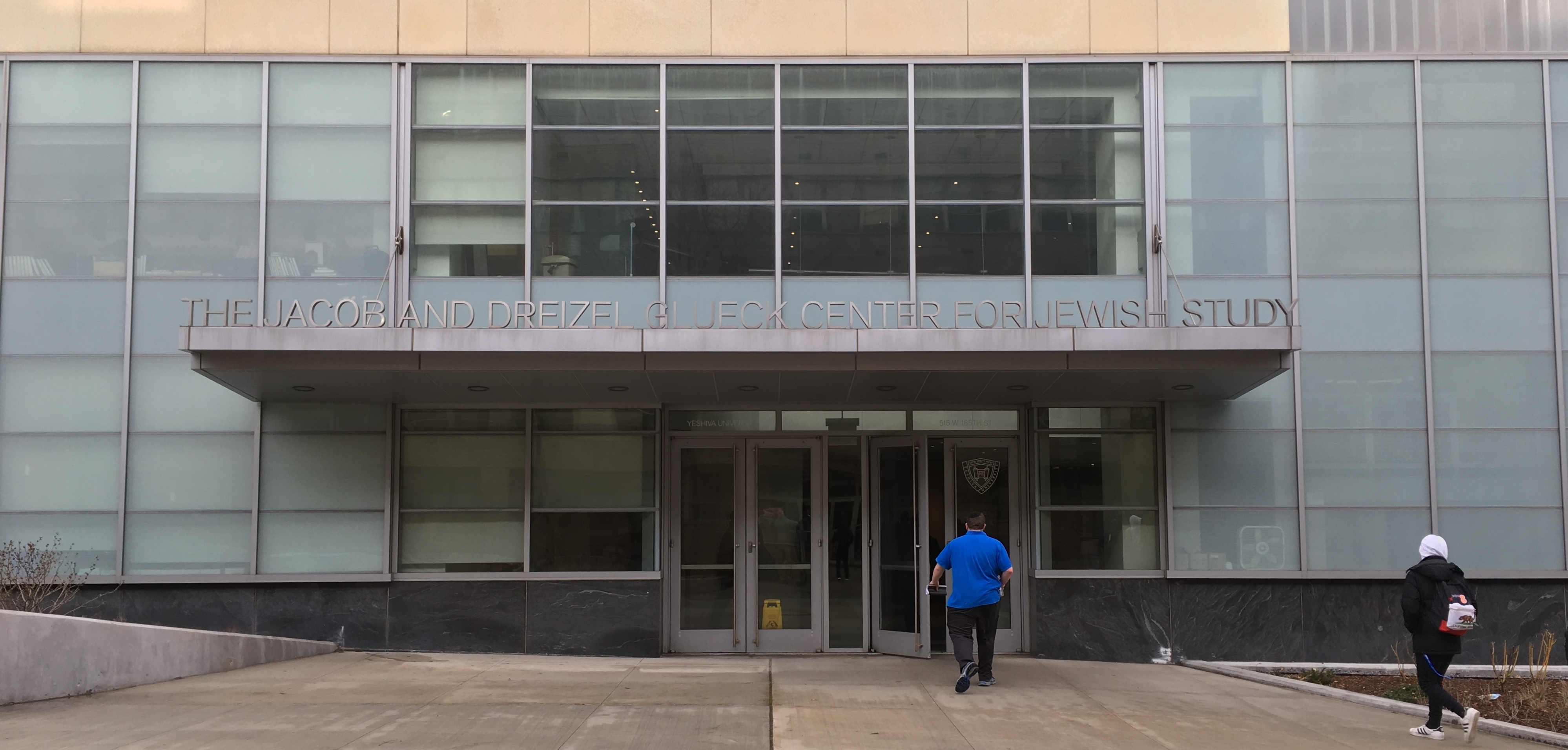 Knife-Wielding YU Alumnus Threatens Roshei Yeshiva, Lecture Attendees in Glueck Center Knife-Wielding YU Alumnus Threatens Roshei Yeshiva, Lecture Attendees in Glueck Center
